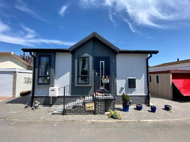 Park Home for sale in Highcliffe