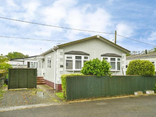 Park Home for sale in Lechlade, Fossebridge
