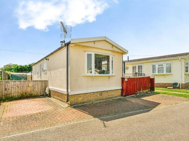 Park Home for sale in Lechlade, Fossebridge