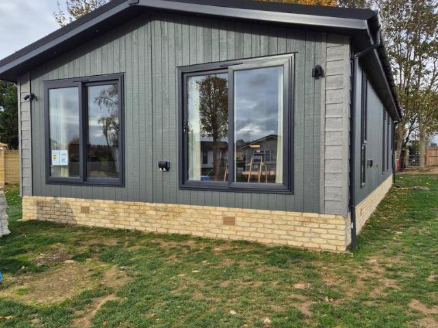 Park Home for sale in Pamington, Gloucestershire