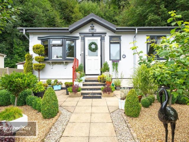 Park Home for sale in Charlesworth, East Midlands