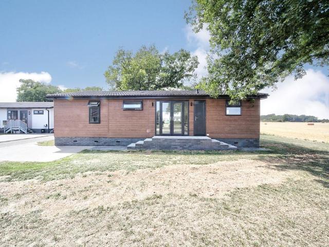 Park Home for sale in Slip End, Bedfordshire
