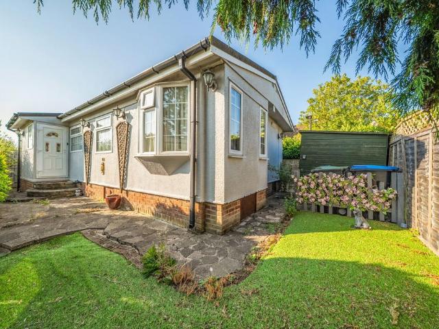 Park Home for sale in Sewardstonebury, Epping