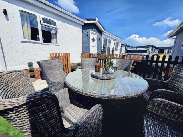 Park Home for sale in Leigh, Pamington