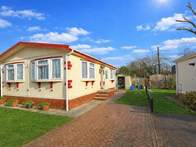Park Home for sale in Caddington, Bedfordshire