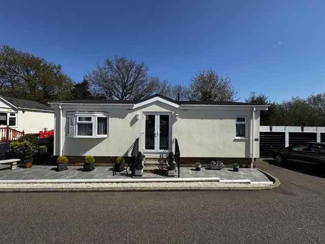 Park Home for sale in Whipsnade, Bedfordshire