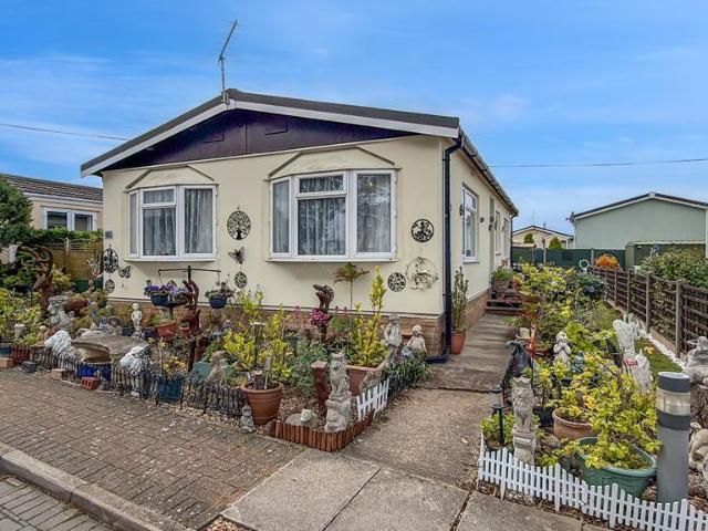 Park Home for sale in Slip End, Bedfordshire