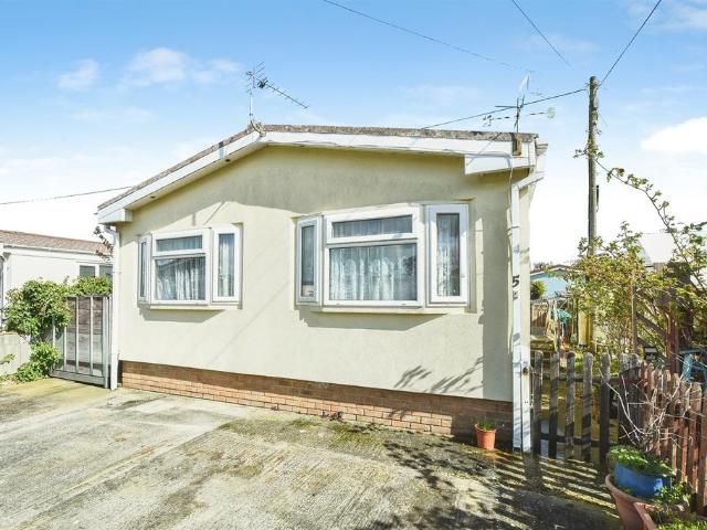 Park Home for sale in Lechlade, Fossebridge