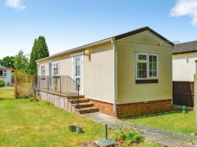 Park Home for sale in Batchworth, Hertfordshire