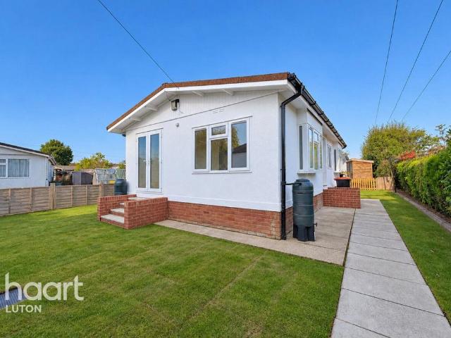 Park Home for sale in Pepperstock, Slip End