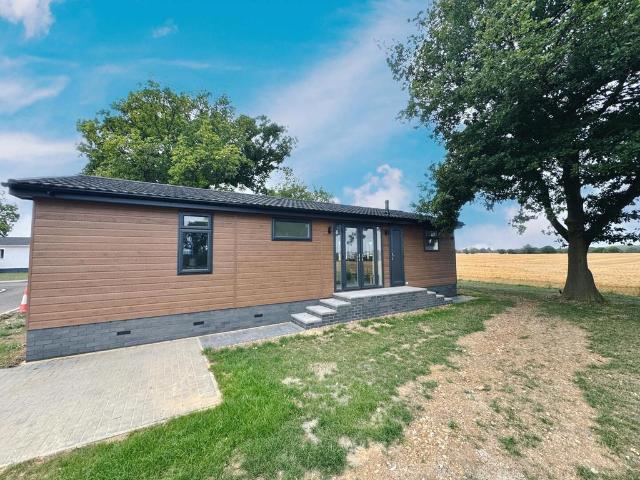 Park Home for sale in Slip End, Bedfordshire