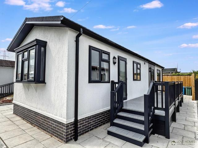 Park Home for sale in Peel Hill, Lancashire