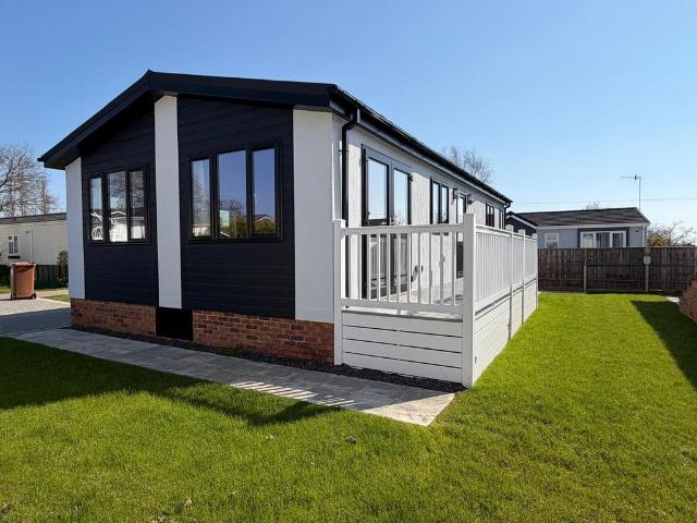 Park Home for sale in Batchworth, Hertfordshire