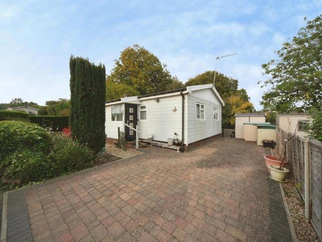 Park Home for sale in Whipsnade, Central Bedfordshire