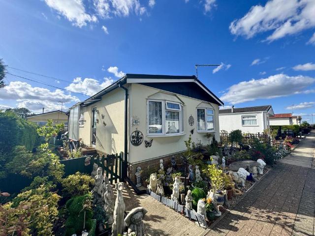Park Home for sale in Slip End, Bedfordshire