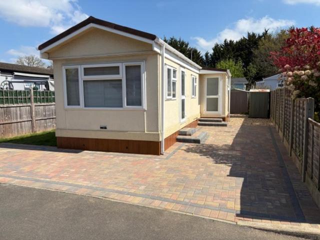 Park Home for sale in Heol-las, Surrey