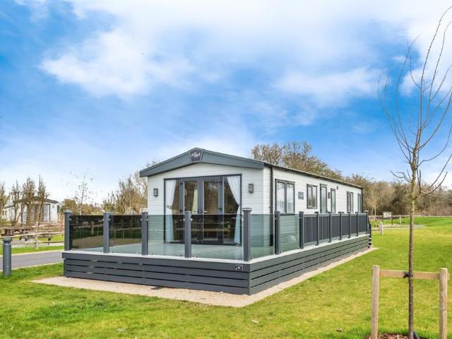 Park Home for sale in Fossebridge, Gloucestershire