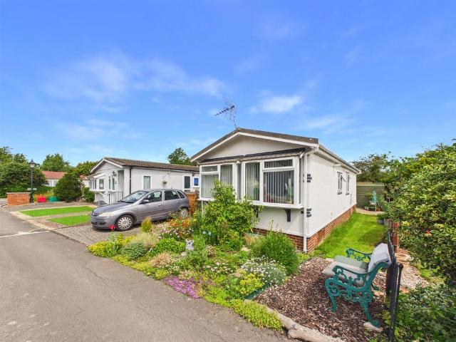 Park Home for sale in Golden Valley, Gloucestershire