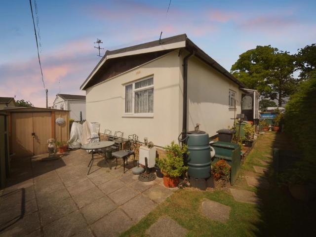 Park Home for sale in Slip End, Bedfordshire