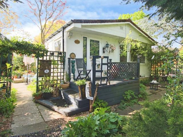 Park Home for sale in Welford on Avon CP, Alderminster