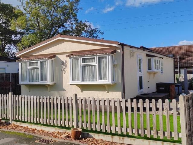 Park Home for sale in Finchampstead, Arborfield Green