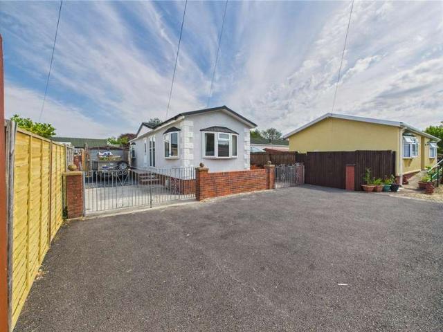 Park Home for sale in Llangennech, Wales