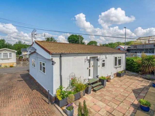 Park Home for sale in West Drayton, Harmondsworth