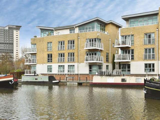 Apartment for sale in London Borough of Hounslow, Greater London