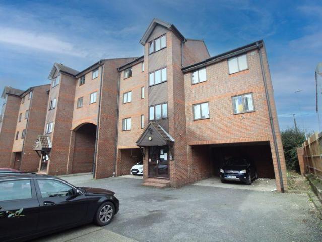 Flat for sale in Spring Park, Luton