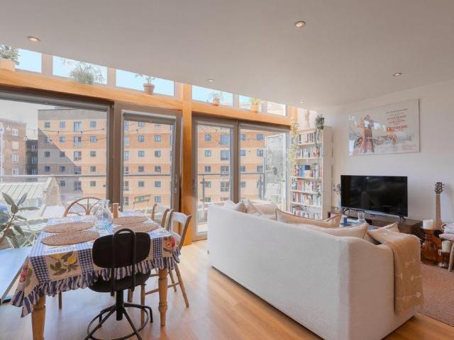 Flat for sale in London Borough of Hackney, Greater London