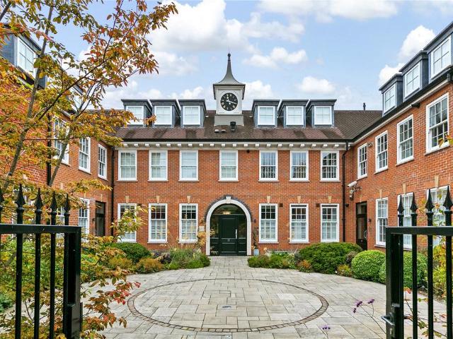 Flat for sale in Hampton Hill, Greater London