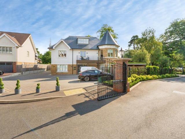 Flat for sale in Bushey Heath, Hertsmere