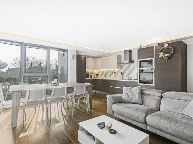Flat for sale in New Barnet, Greater London