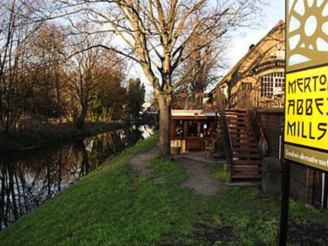Flat for sale in London Borough of Merton, Collier's Wood