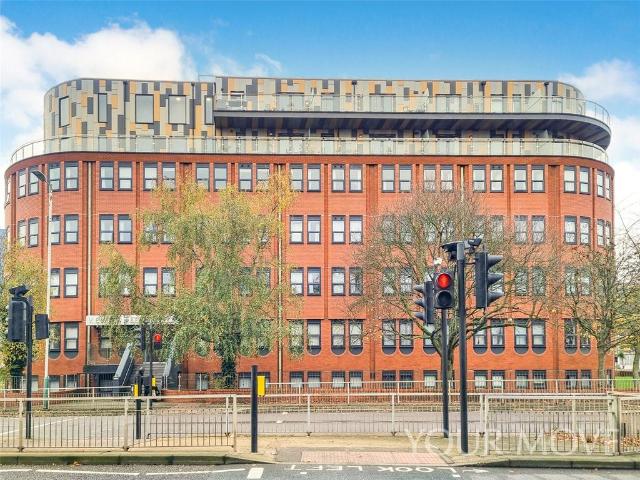 Flat for sale in Romford, Rush Green