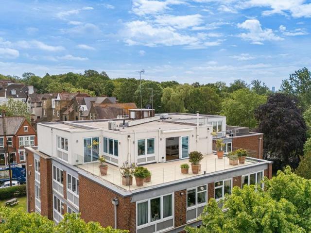 Flat for sale in Streatham, Greater London
