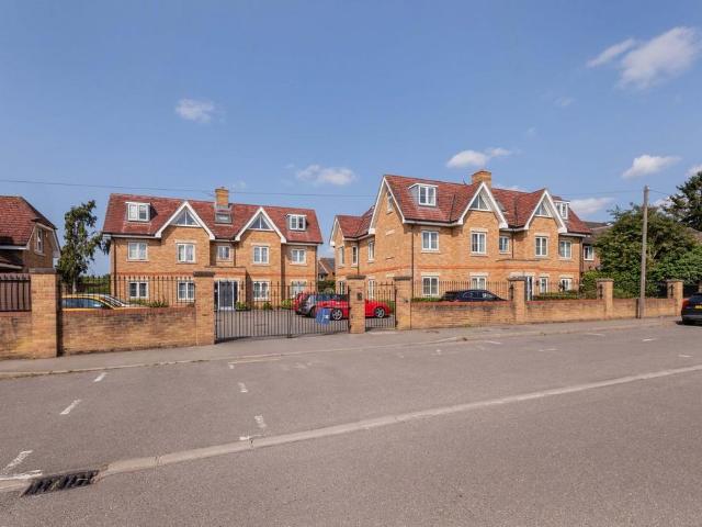 Flat for sale in Iver