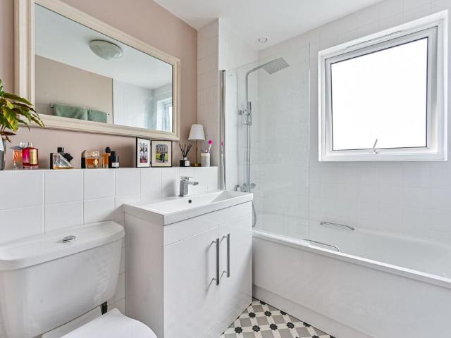 Flat for sale in London Borough of Ealing, Greater London
