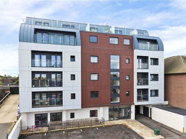 Flat for sale in Woking, Surrey