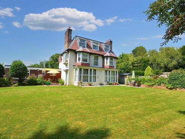Flat for sale in Kings Worthy, Hampshire