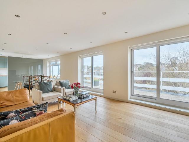 Flat for sale in London Borough of Merton, Raynes Park