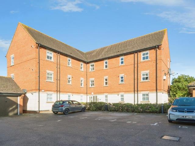 Flat for sale in Monkston Park, Milton Keynes