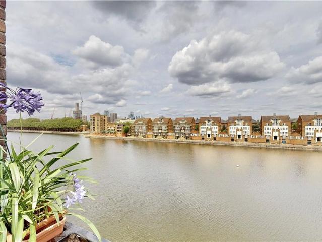Flat for sale in Rotherhithe, Greater London