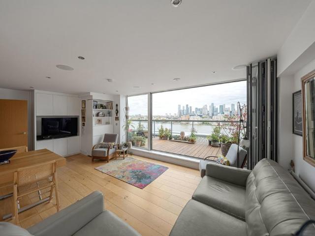 Flat for sale in Greenwich Town Centre, Greater London