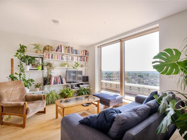 Flat for sale in Streatham, Greater London