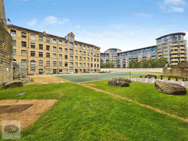Flat for sale in Baildon, West Yorkshire