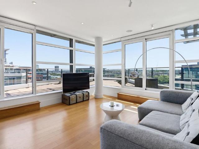 Flat for sale in Wandsworth, Greater London