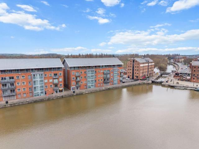 Flat for sale in Oxleaze, Gloucester
