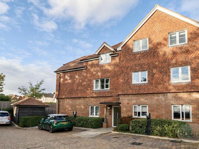 Flat for sale in Farncombe, Waverley