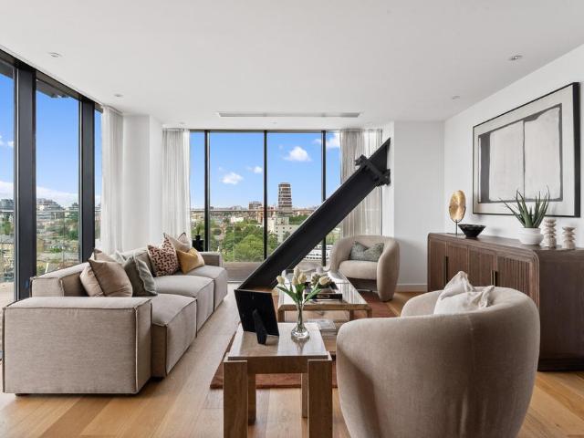 Flat for sale in Clapham Junction, Greater London